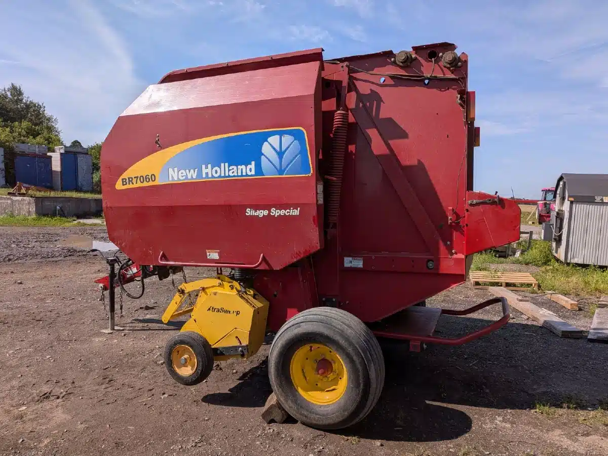 Photo de la Galerie 1 pour 2010 New Holland BR7060 Presse à Balle Ronde