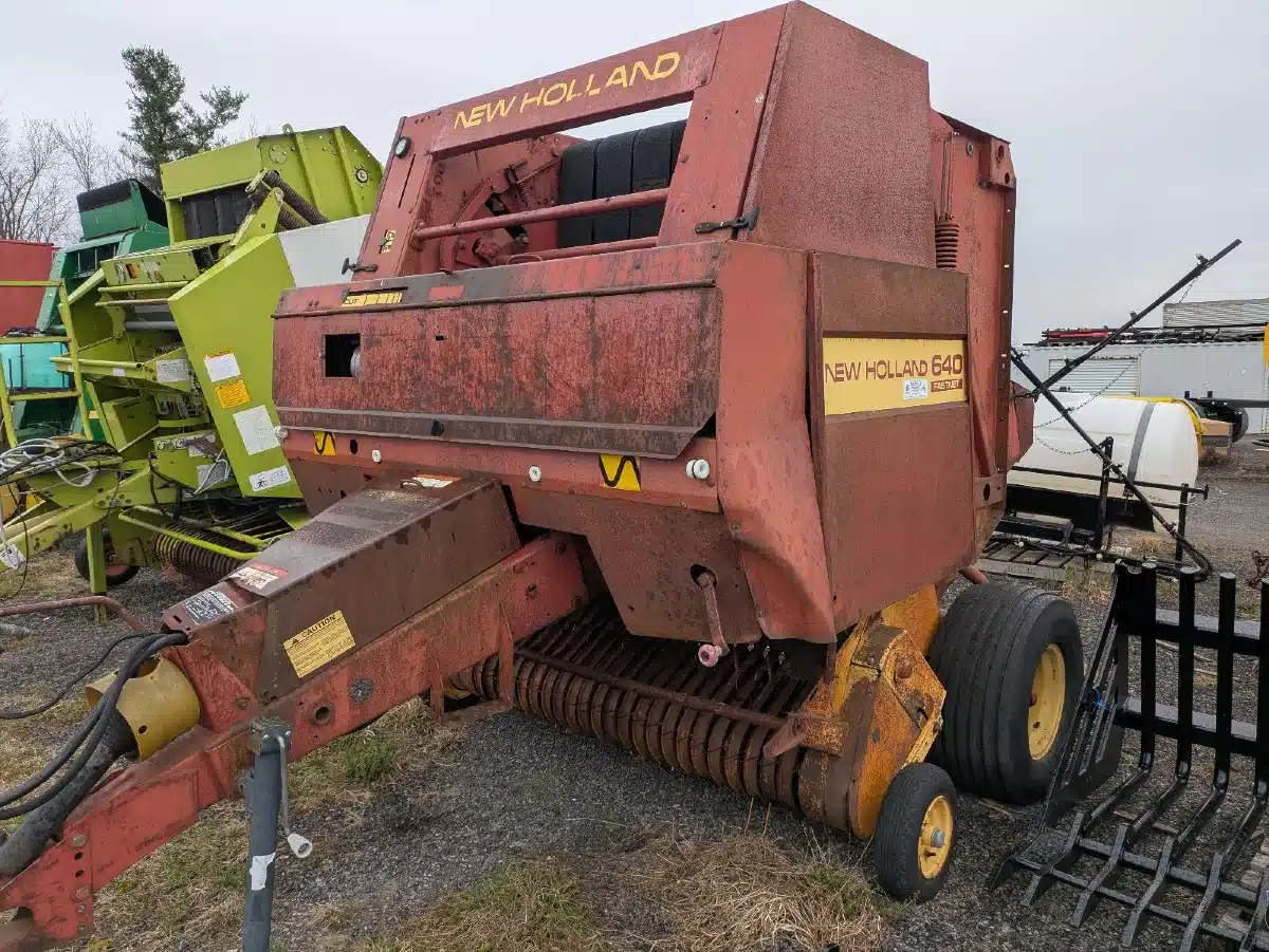 Gallery image 2 for 1993 New Holland 640 Round Baler