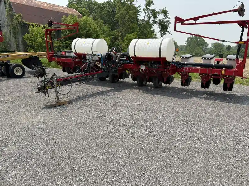 Gallery image 1 for Used Massey Ferguson 9200 Planter
