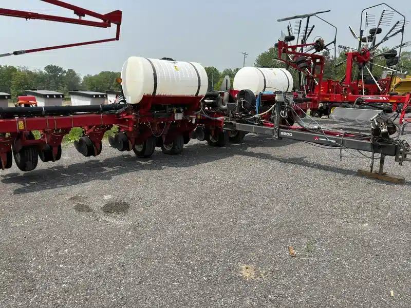 Gallery image 2 for Used Massey Ferguson 9200 Planter