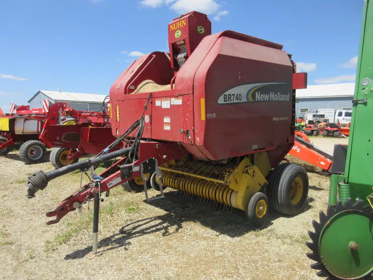 Gallery image 1 for Used New Holland BR740A Round Baler