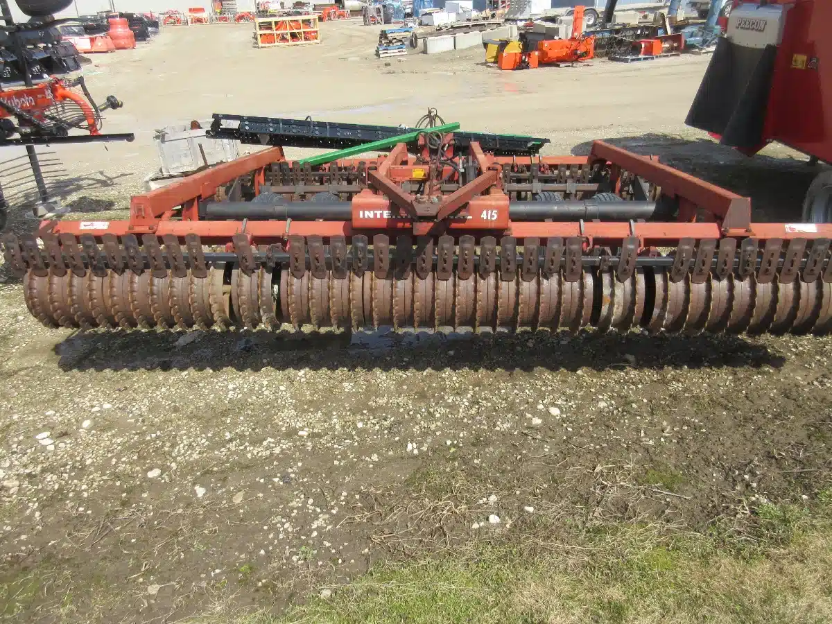 Gallery image 2 for Used International 415 Cultivator