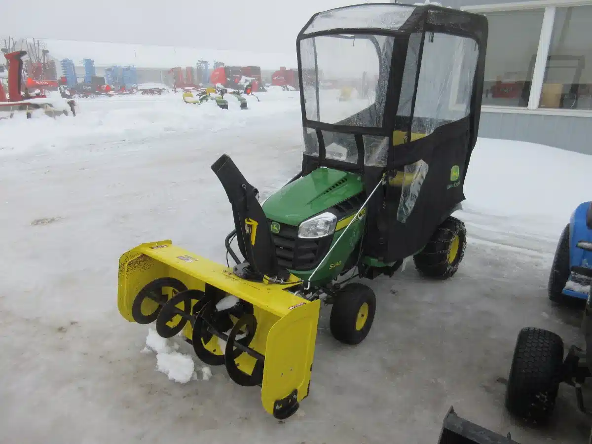 John Deere S240 Lawn Tractor