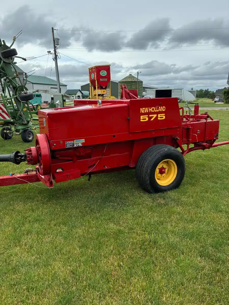 Gallery image 1 for Used 1999 New Holland 575 Square Baler - Small