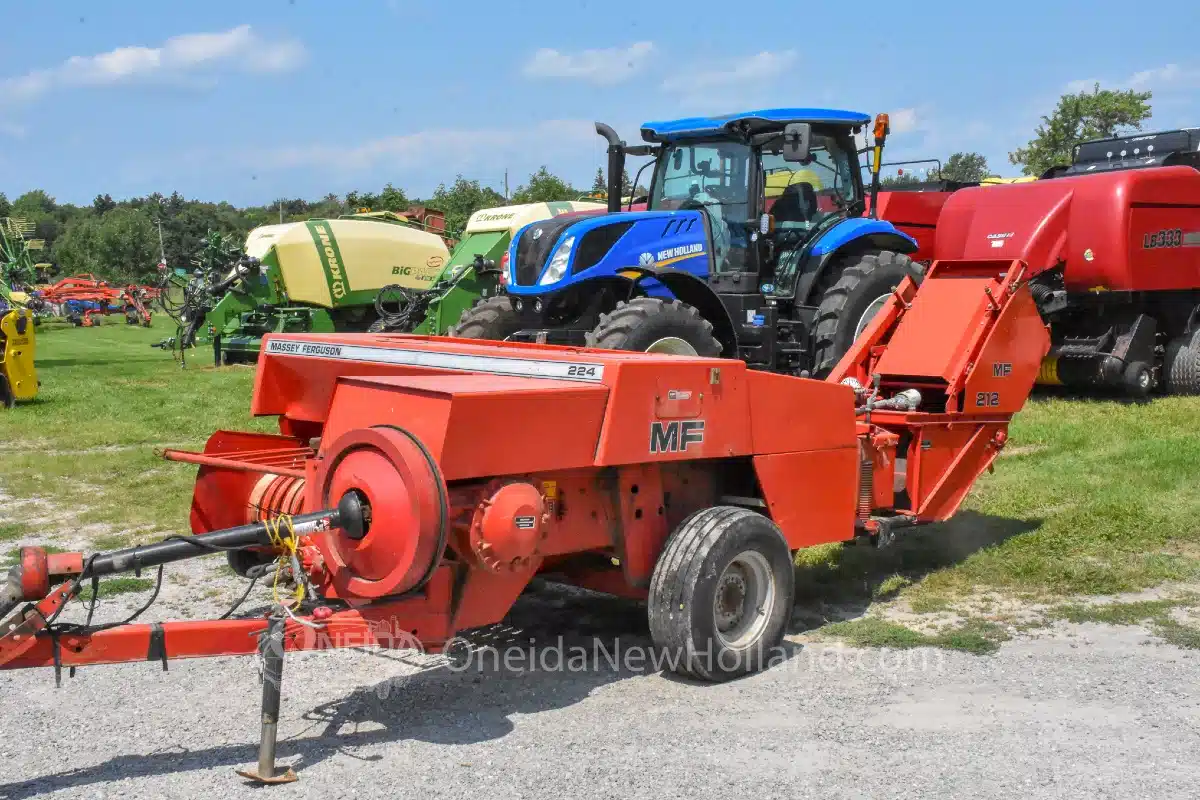 Gallery image 2 for Massey Ferguson 224 Square Baler - Small