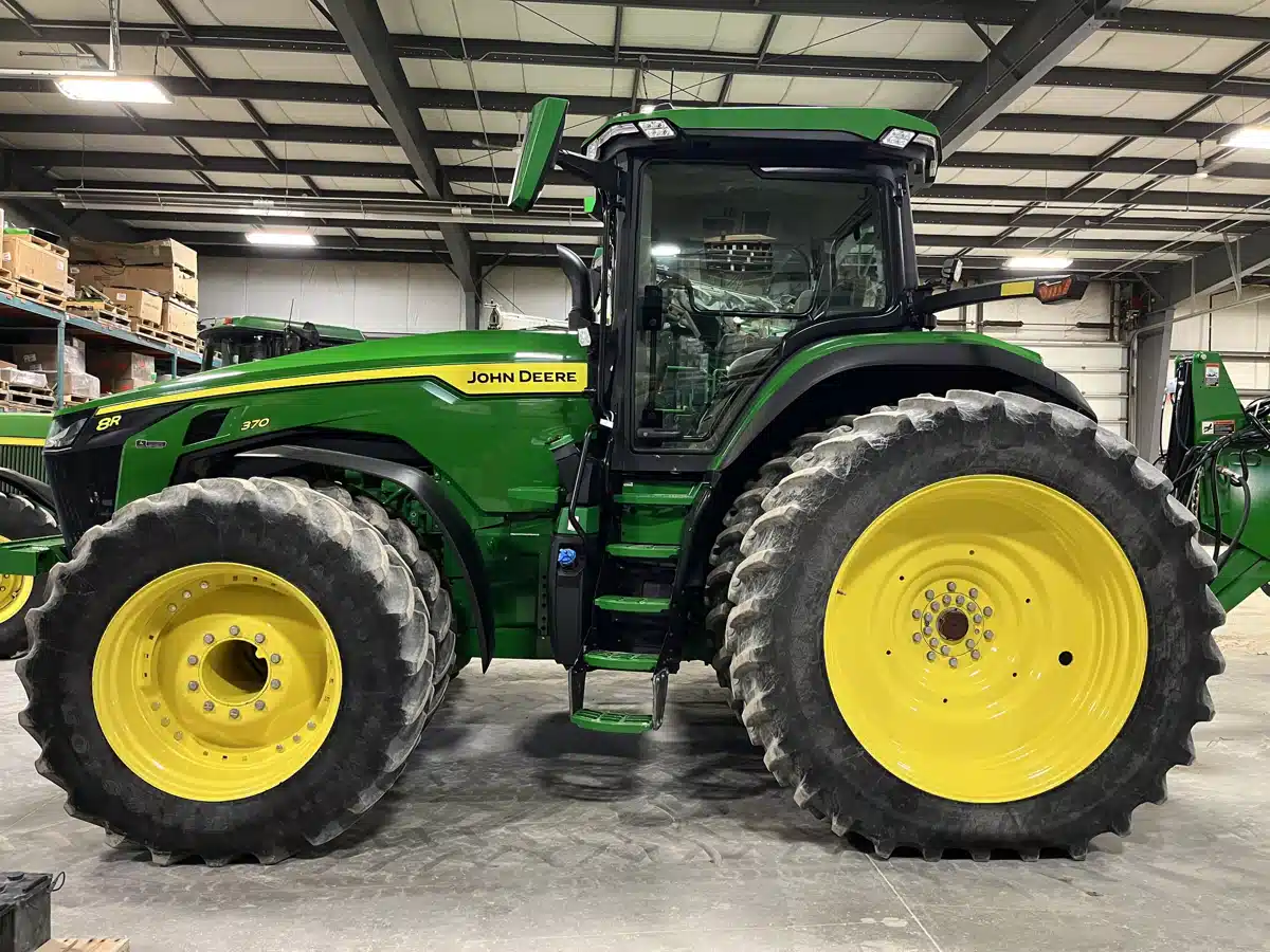 Gallery image 2 for Used 2022 John Deere 8R 370 Tractor