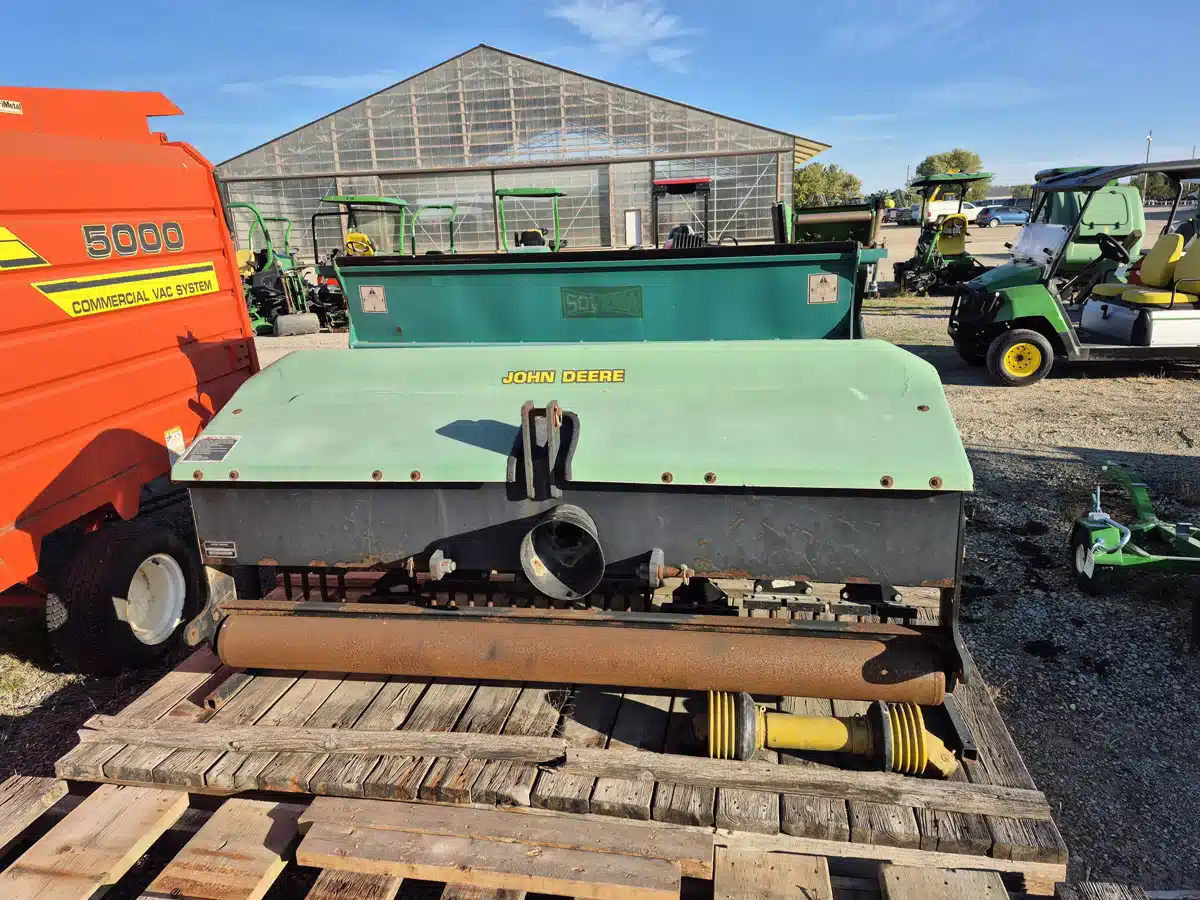 Gallery image 2 for Used John Deere 2000 Aerator
