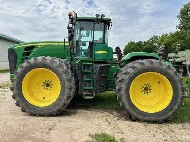 Gallery image 2 for 2010 John Deere 9330 Tractor