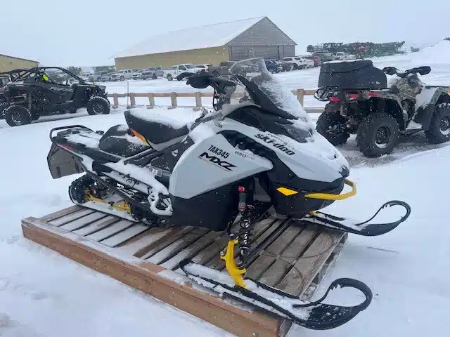 Photo de la Galerie 2 pour 2024 Bombardier Ski Doo MX-Z 850 Adrenaline Blizzard Motoneige