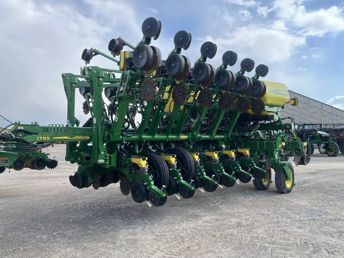 Gallery image 2 for 2019 John Deere 1795 Planter