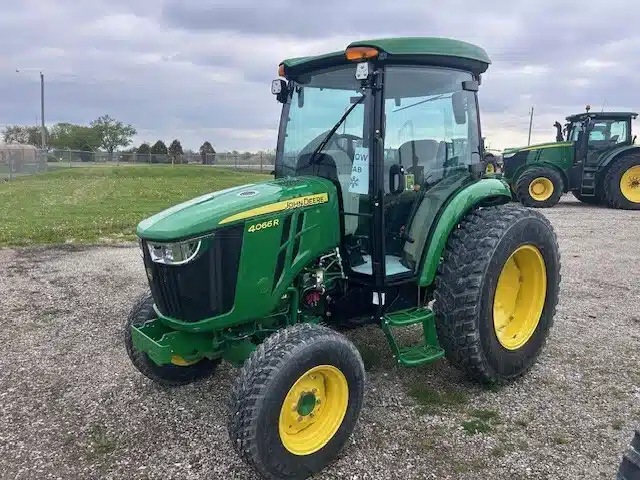 Photo de la Galerie 2 pour 2026 John Deere 4066R Tracteur