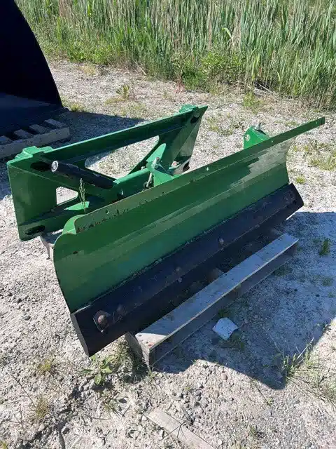Photo de la Galerie 2 pour 2022 HLA Attachments 1000 SERIES FRONT BLADE Gratte à neige