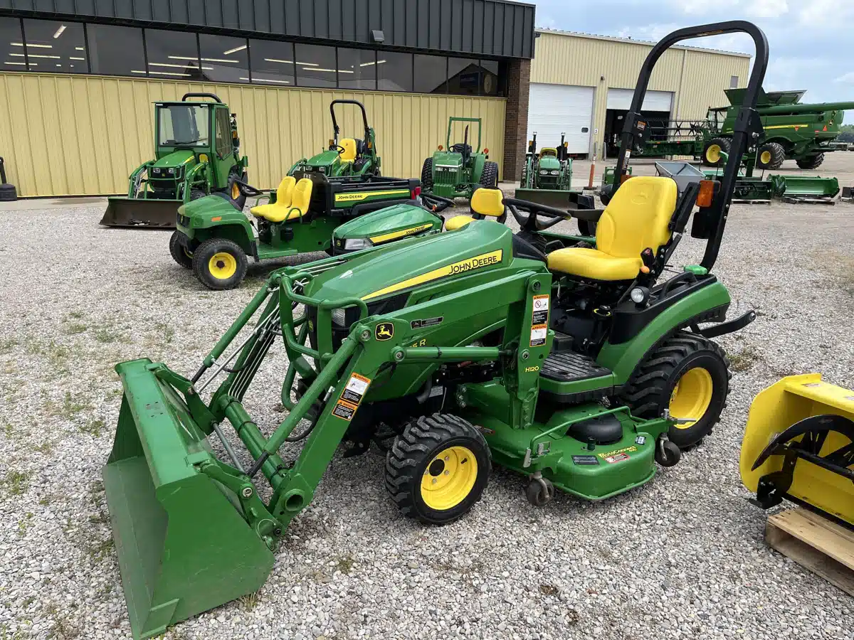 Photo de la Galerie 2 pour 2015 John Deere 1025R Tracteur