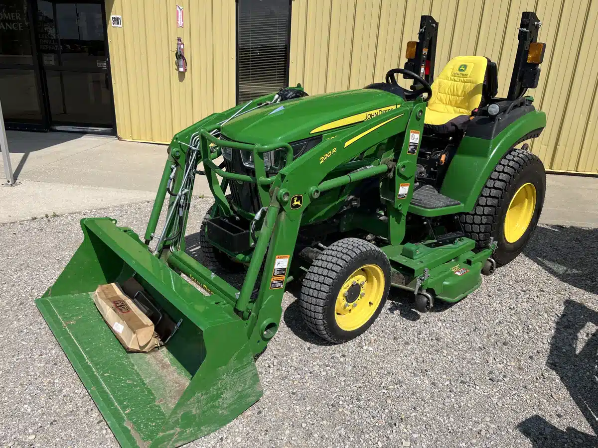 Photo de la Galerie 2 pour 2024 John Deere 2032R Tracteur