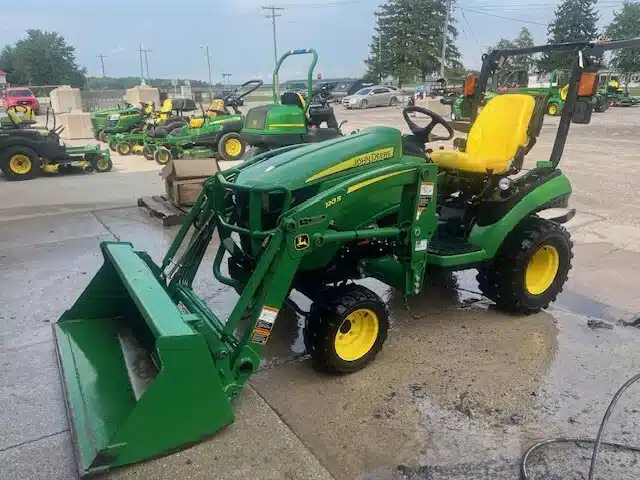 Photo de la Galerie 2 pour 2018 John Deere 1025R Tracteur