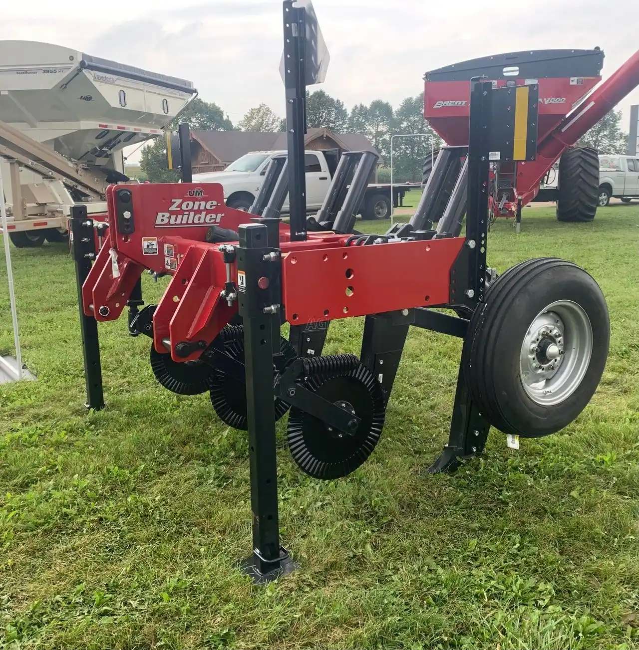 Gallery image 1 for New 2023 Unverferth ZONE BUILDER Disc Ripper