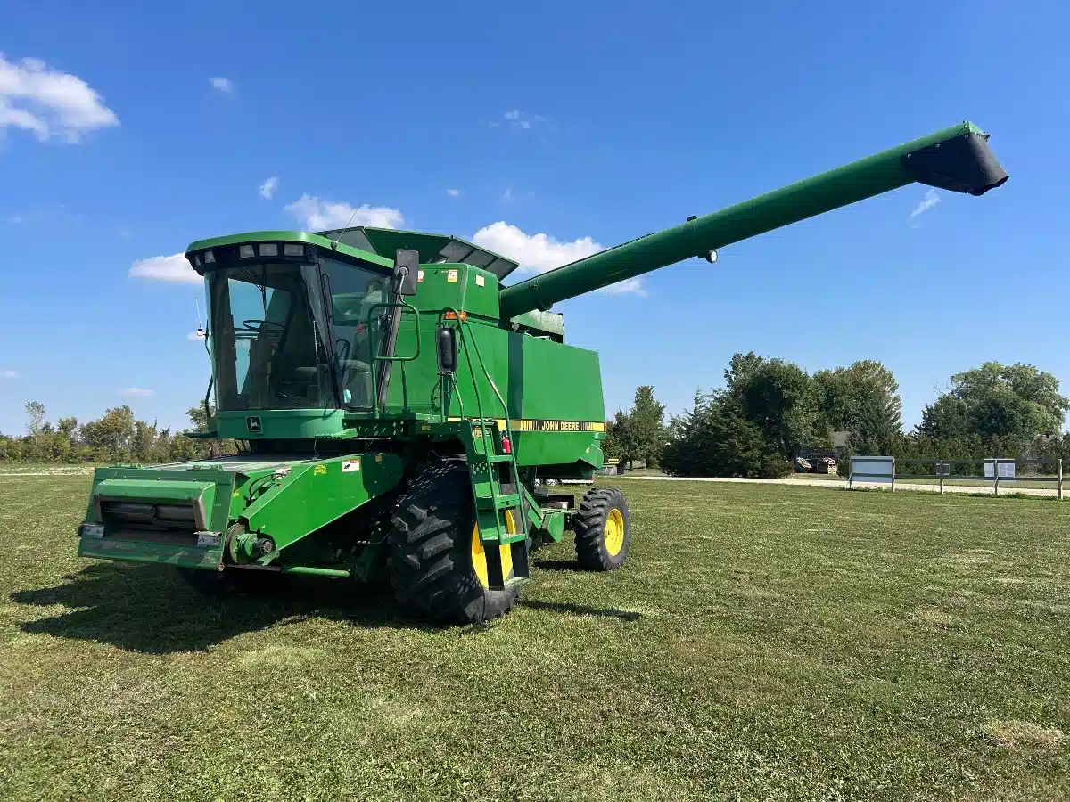 Gallery image 2 for Used 1989 John Deere 9400 Combine