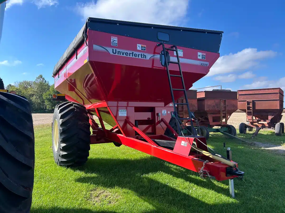 Gallery image 2 for New 2025 Unverferth 6225 Grain Cart