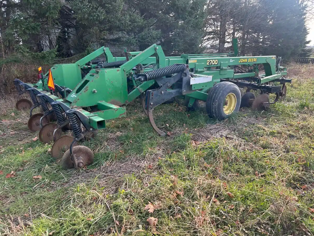 Gallery image 2 for John Deere 2700 Disc Ripper