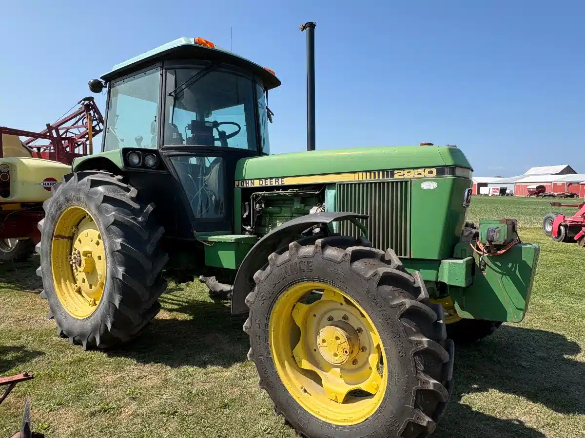Gallery image 1 for 1986 John Deere 2950 Tractor