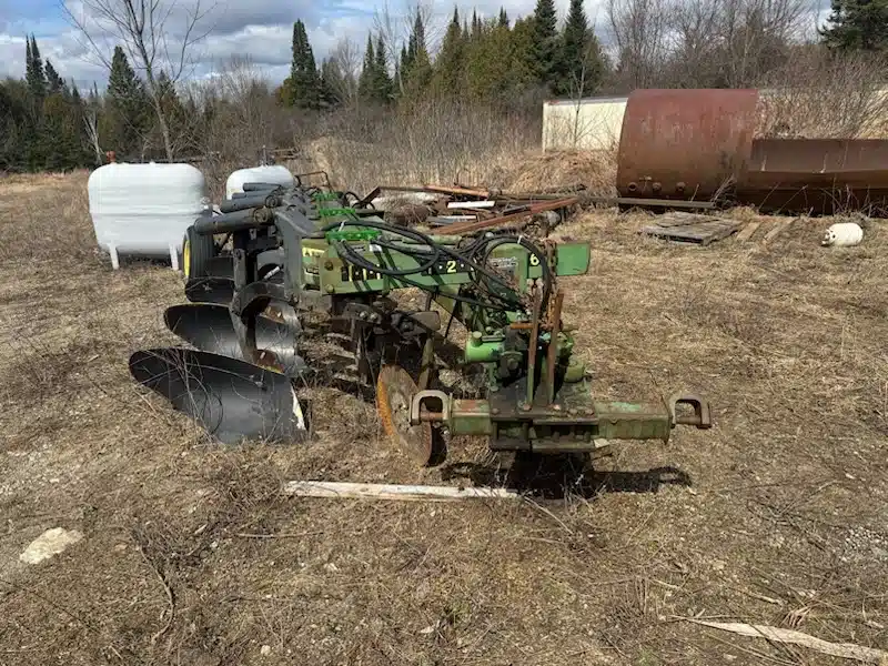 Gallery image 1 for Used John Deere 2800 Plow