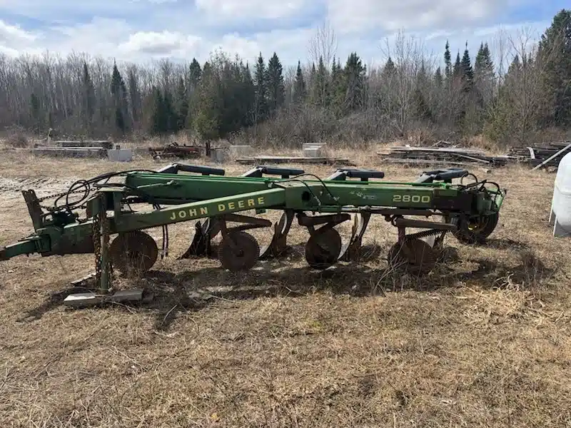 Gallery image 2 for Used John Deere 2800 Plow