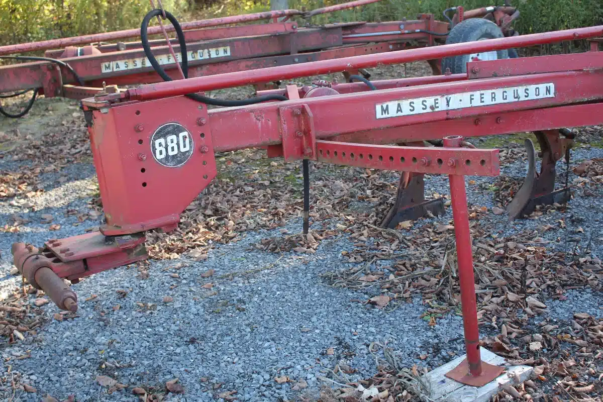 Gallery image 2 for Used Massey Ferguson 880 Plow