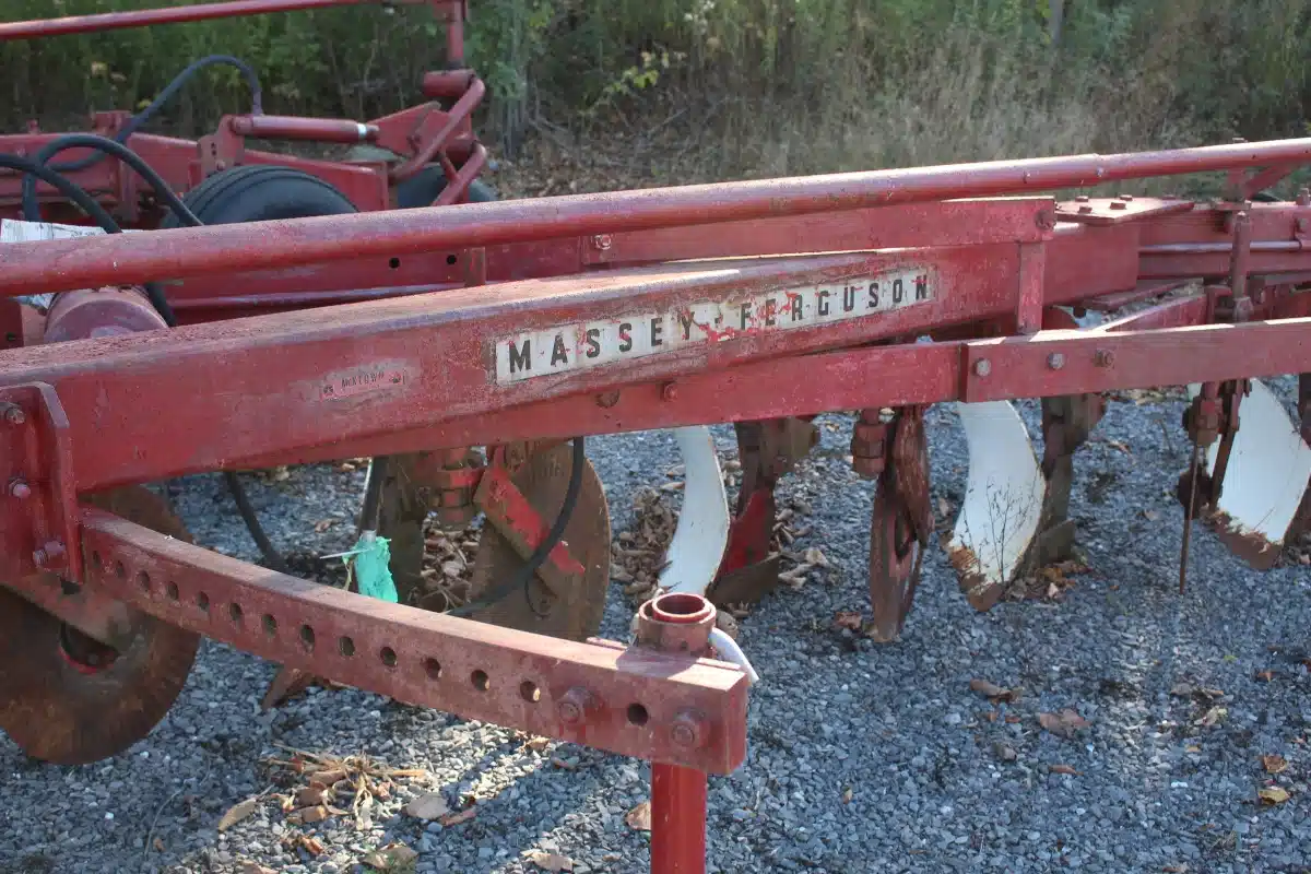 Gallery image 2 for Used Massey Ferguson 880 Plow