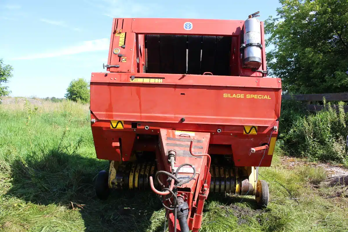 Gallery image 1 for New Holland 648 Round Baler