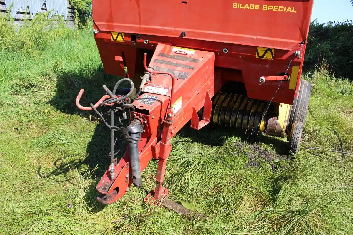 Gallery image 2 for New Holland 648 Round Baler