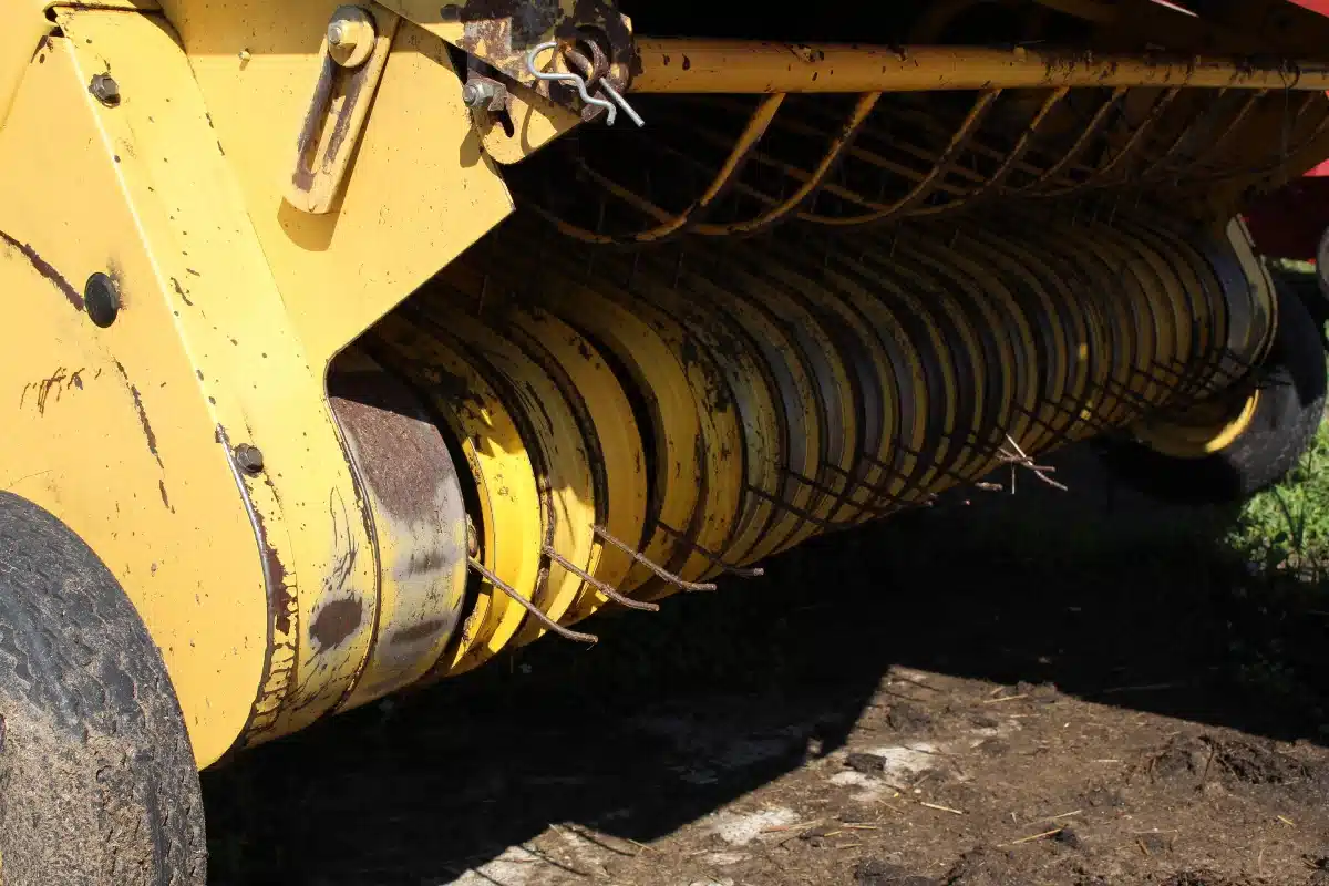 Gallery image 2 for New Holland 648 Round Baler