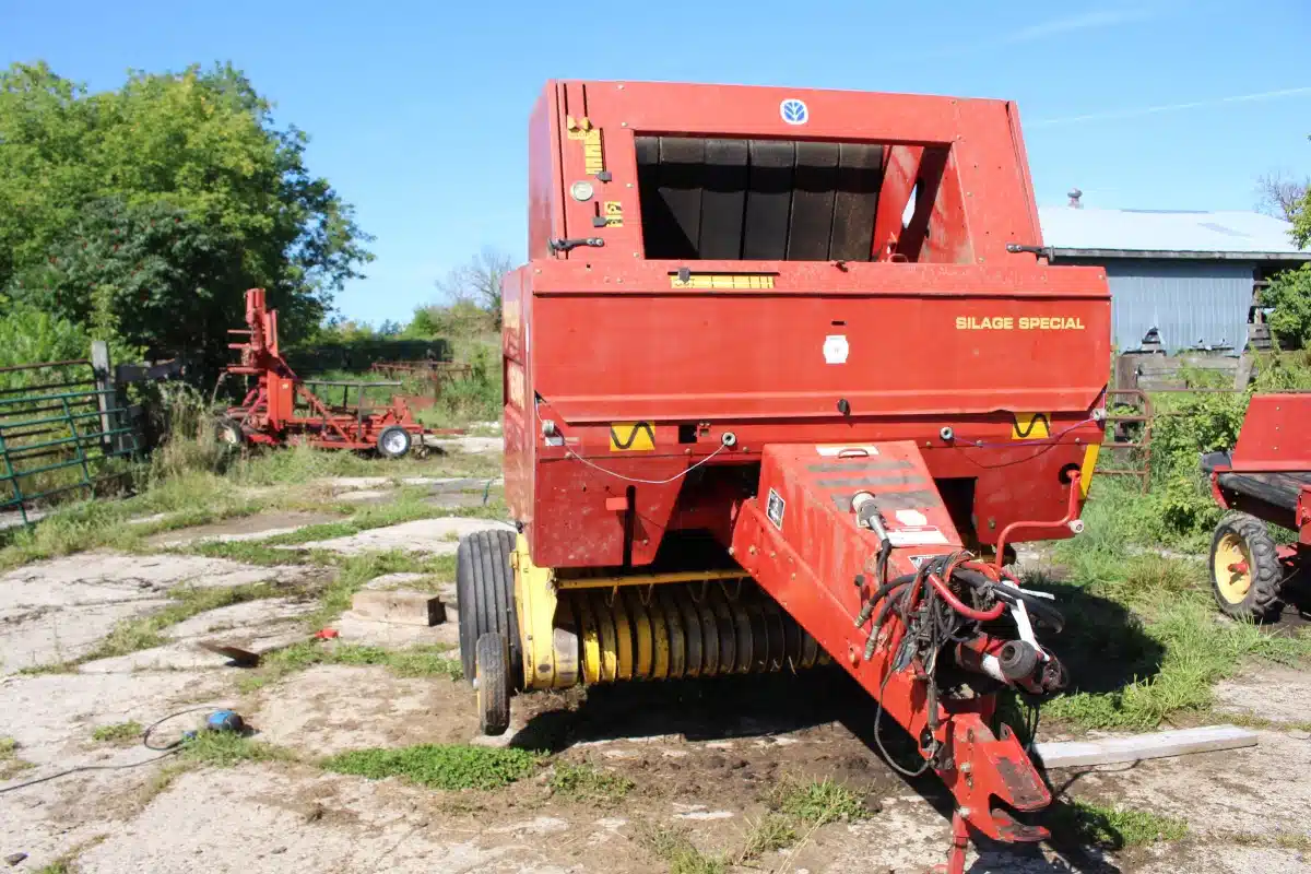 Gallery image 1 for New Holland 648 Round Baler