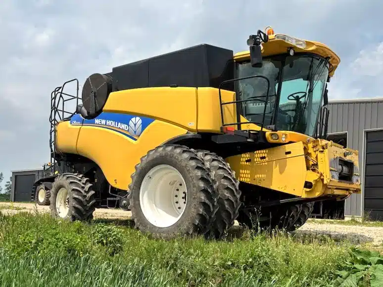 Gallery image 1 for Used 2012 New Holland CR6090 Combine
