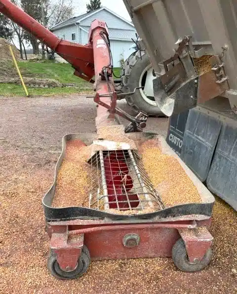 Gallery image 2 for Used Farm King 1370 Grain Auger