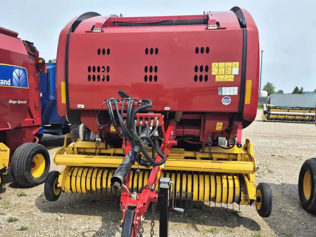 Gallery image 2 for Used 2019 New Holland ROLL-BELT 450 Round Baler