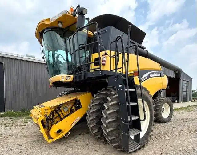 Gallery image 1 for Used 2005 New Holland CR940 Combine