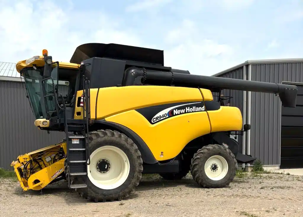 Gallery image 2 for Used 2005 New Holland CR940 Combine