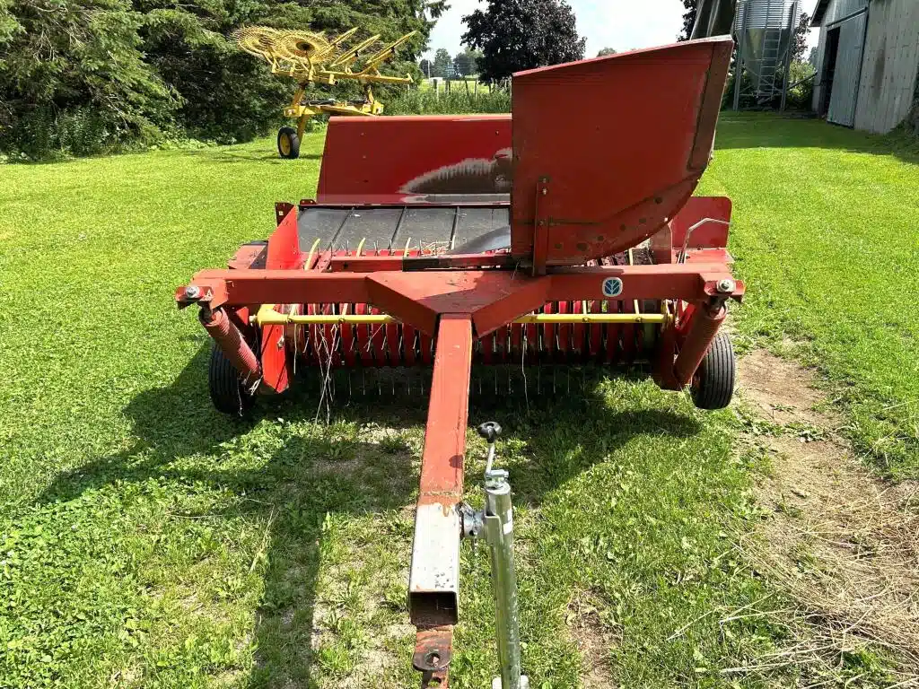 Gallery image 2 for Used New Holland 166 Windrow Inverter