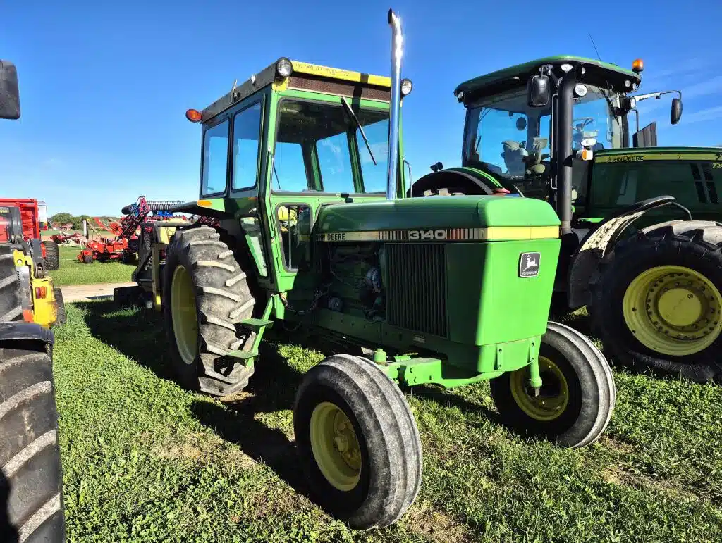 Gallery image 2 for Used John Deere 3140 Tractor
