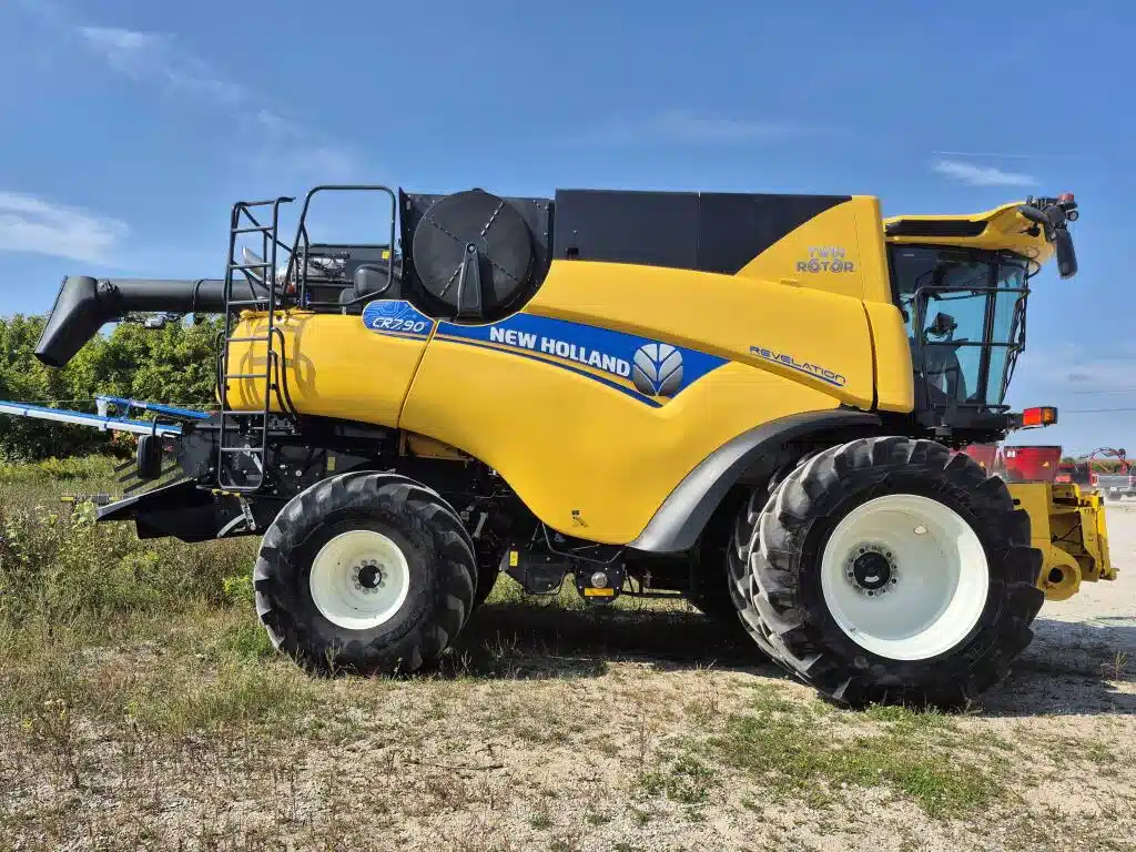 Gallery image 1 for Used New Holland CR7.90 Combine
