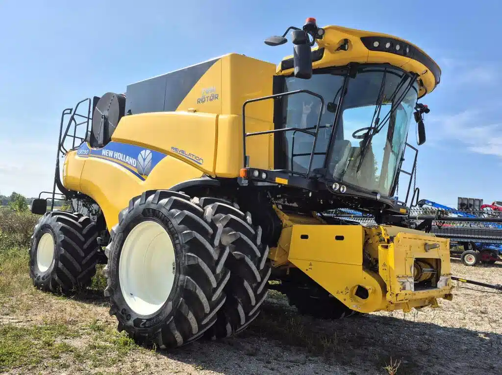 Gallery image 2 for Used New Holland CR7.90 Combine
