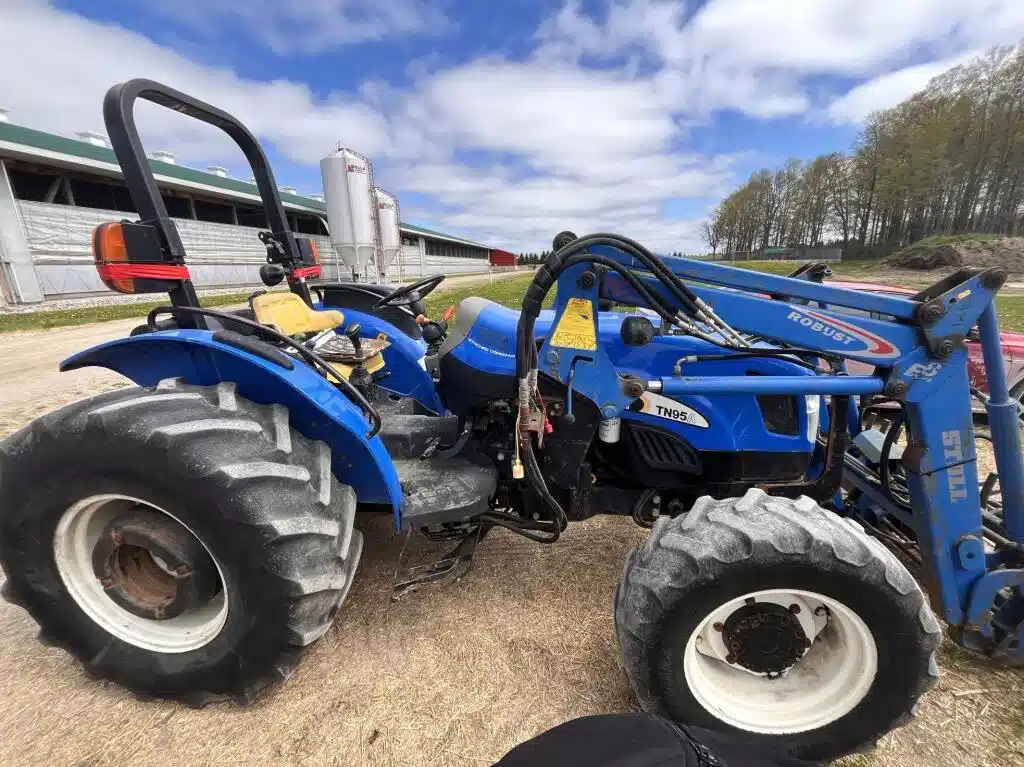 Gallery image 2 for Used 2006 New Holland TN95A Tractor Loader