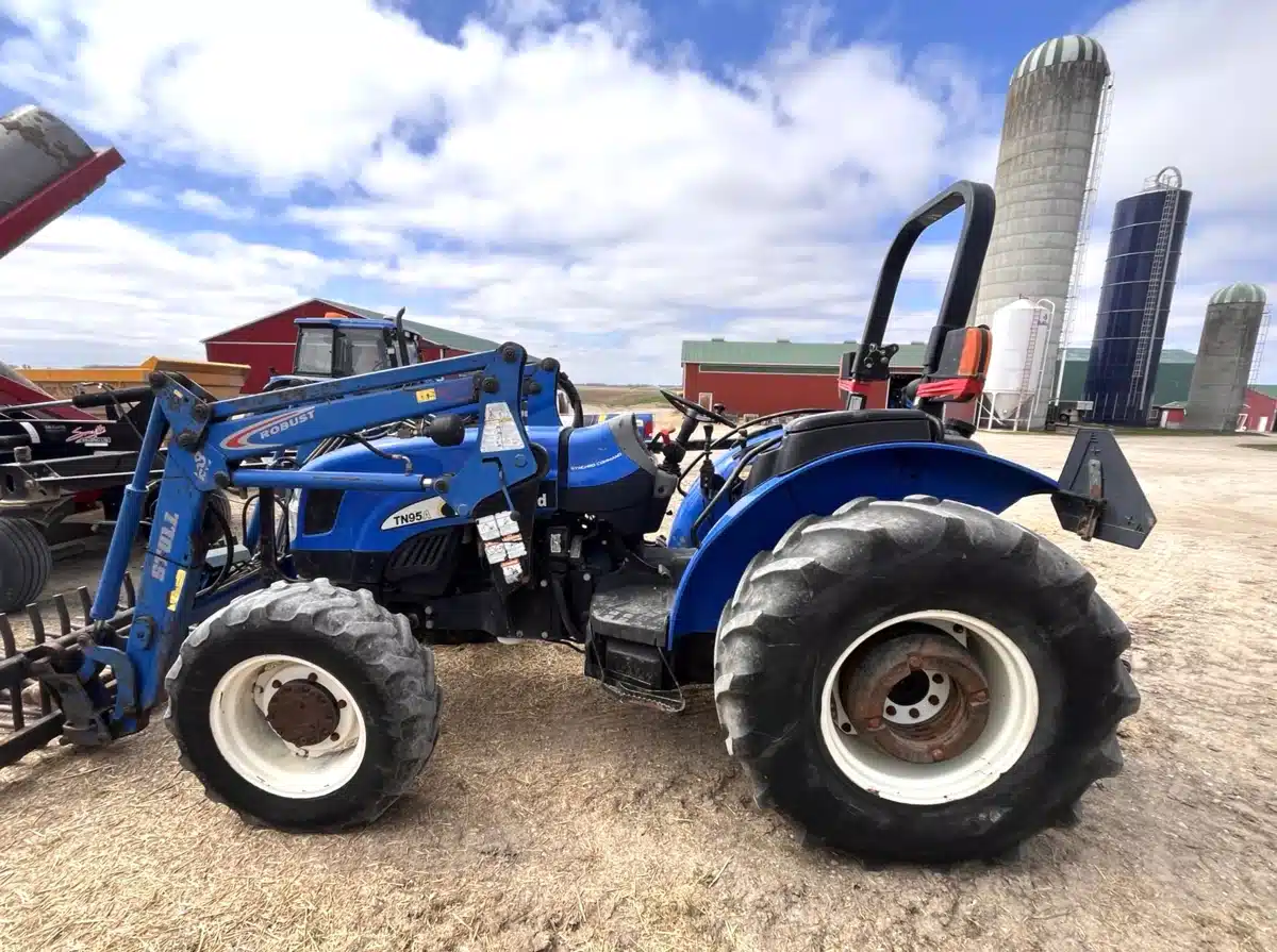 Gallery image 1 for Used 2006 New Holland TN95A Tractor Loader