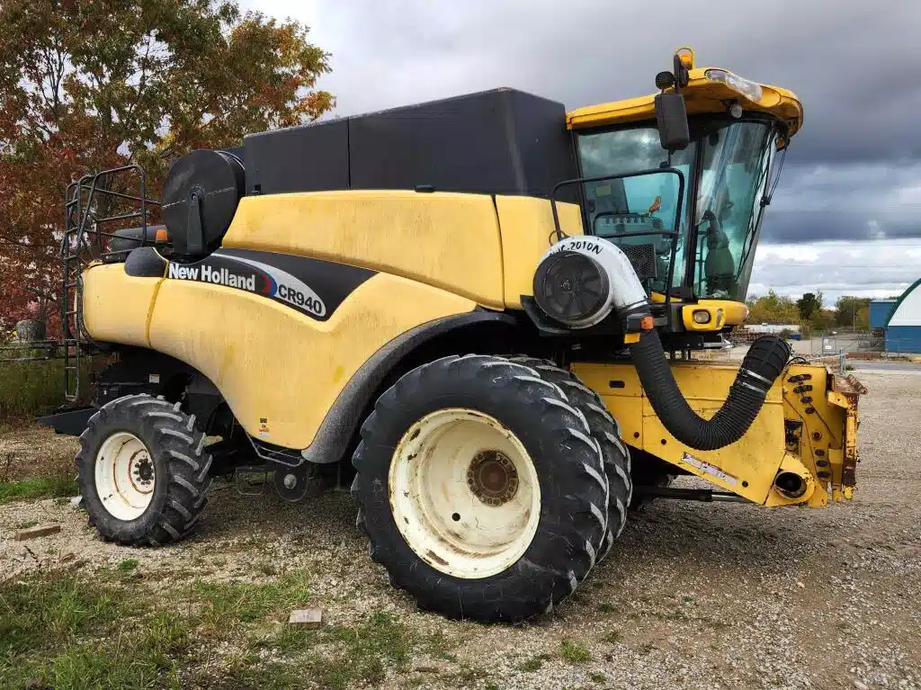 Used 2004 New Holland CR940 Combine