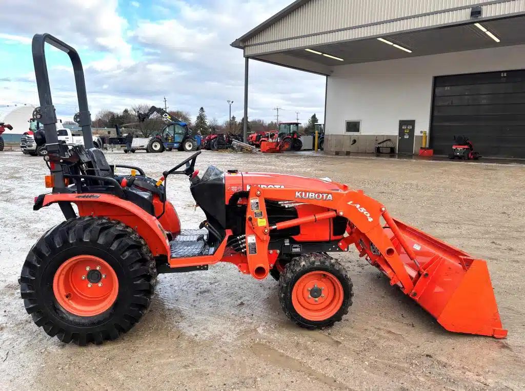 Used 2011 Kubota B3200HSD Tractor Loader