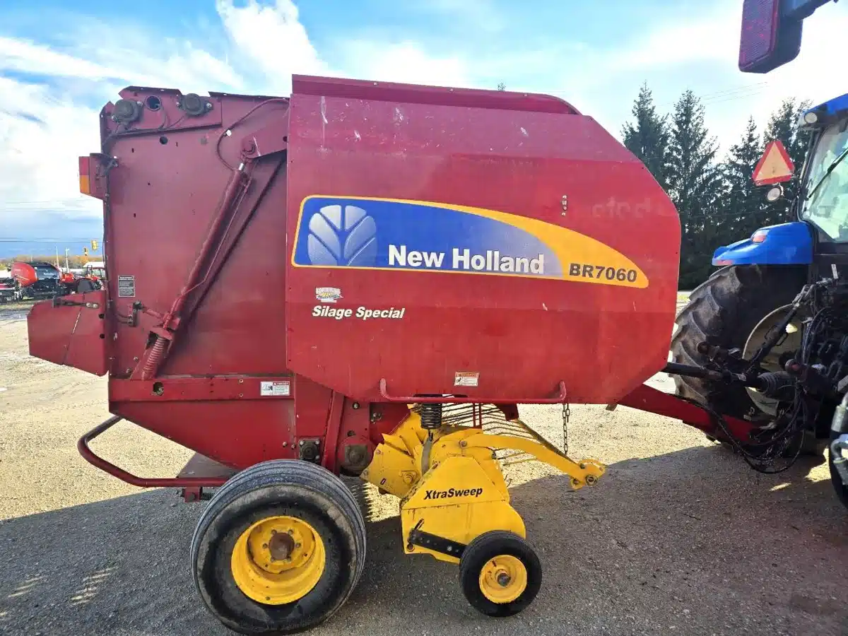 Gallery image 1 for Used 2013 New Holland BR7060 Round Baler