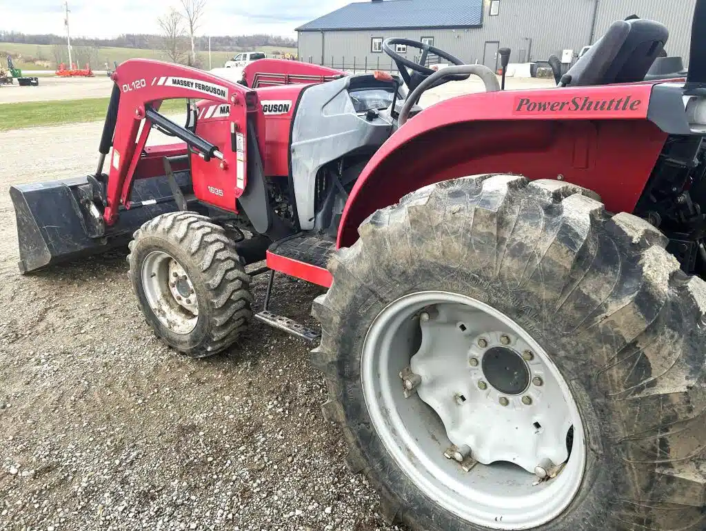 Gallery image 2 for 2011 Massey Ferguson 1635 Tractor Loader
