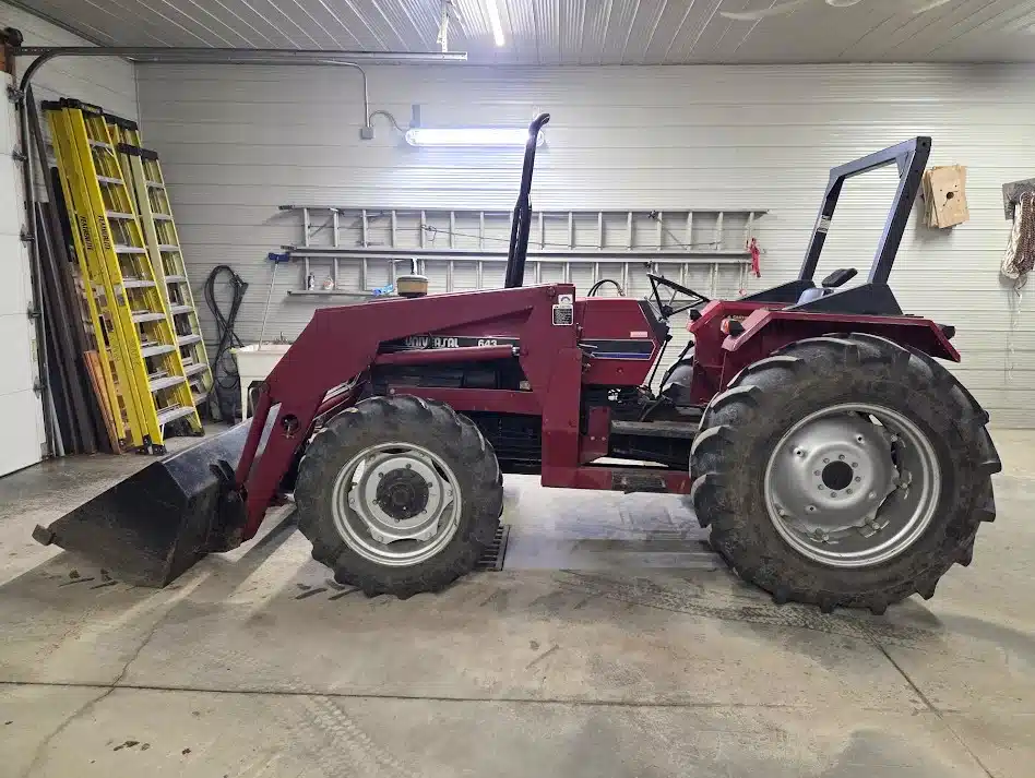 Gallery image 2 for 1996 Universal 643DT Tractor Loader
