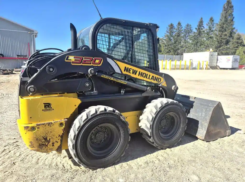 Photo de la Galerie 1 pour 2023 New Holland L320 chargeuse à direction à glissement