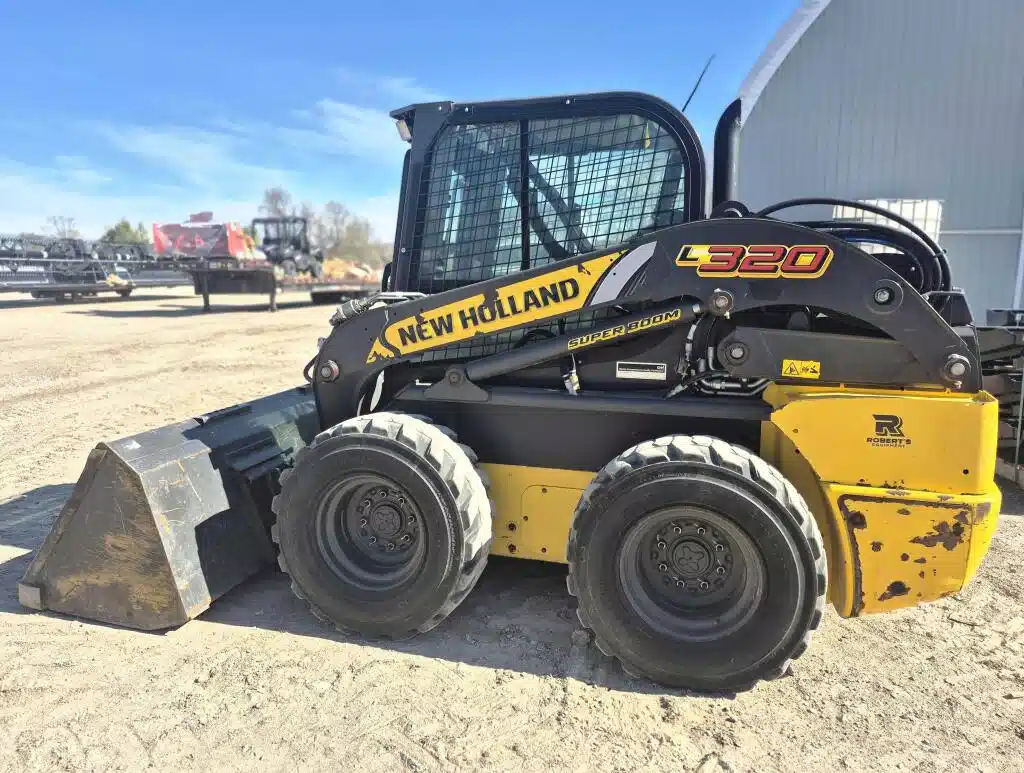 Photo de la Galerie 2 pour 2023 New Holland L320 chargeuse à direction à glissement
